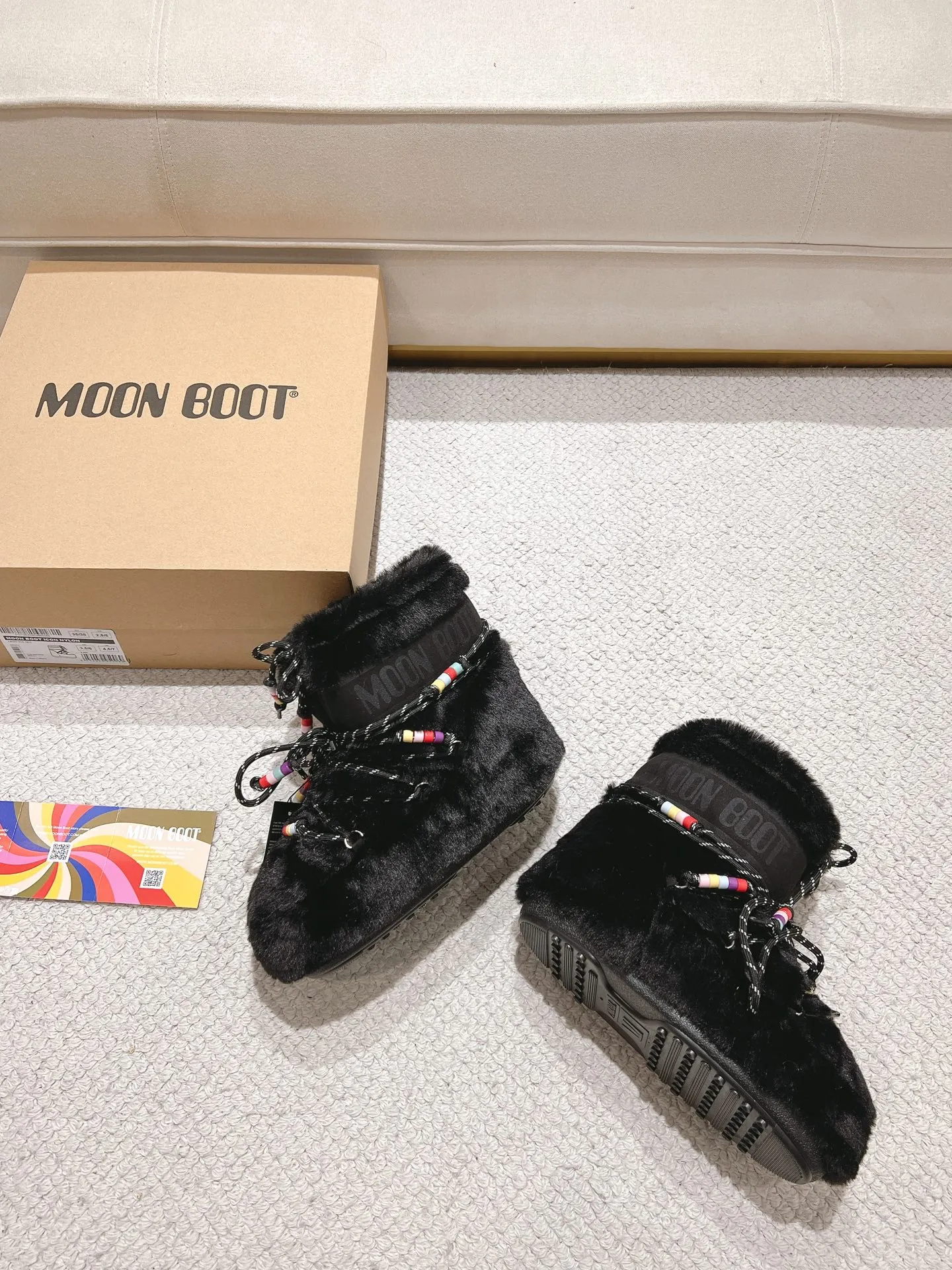 p660 [Exclusive top quality | New upgraded version] ✨A must-buy in winter 2025! Moon Boot moon snow boots - the ultimate warm weapon for fashionistas ❄️ Forget UGG! This winter🔥The "ugly Big Mac" that dominates the streets is here~ 👢The same Y2K retro style from Paris Hilton and Beckham is back! 4cm taller inside ✨ Invisible leg lift · Extremely slimming 👌 Fluffy and soft but not bloated, instantly show off your sense of style when put on your feet 🦋 The same style for both men and women | Can be worn by both men and women | Regardless of left or right foot!  ❄️Maximum thermal insulation power｜No pressure for fun in the snow 💫Trendy style code｜Easily achieve the Millennial hot girl style Say goodbye to ordinary snow boots ~ This winter you need to be warm and rusty! 🌟 #MoonBoot snow boots #winter hot style #瞞小similar style #millennium style wear ❶Fabric: original custom/cowhide/woven wool/high mercerized waterproof cloth ❷Inner: original 100% silk cotton liner ❸Feet: original 100% silk cotton liner ❹Outsole: original molded two-color non-slip outsole ❺Sole thickness: 4cm (including inner**) ❻Number of codes: 35-40 (41. Customized) ❼Packaging: Original full set of packaging ☀Color: Official website updated simultaneously